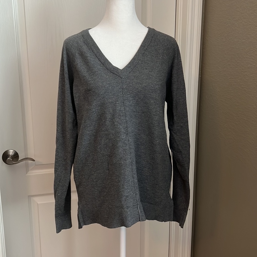 Bobeau Grey VNeck Sweater Size Small